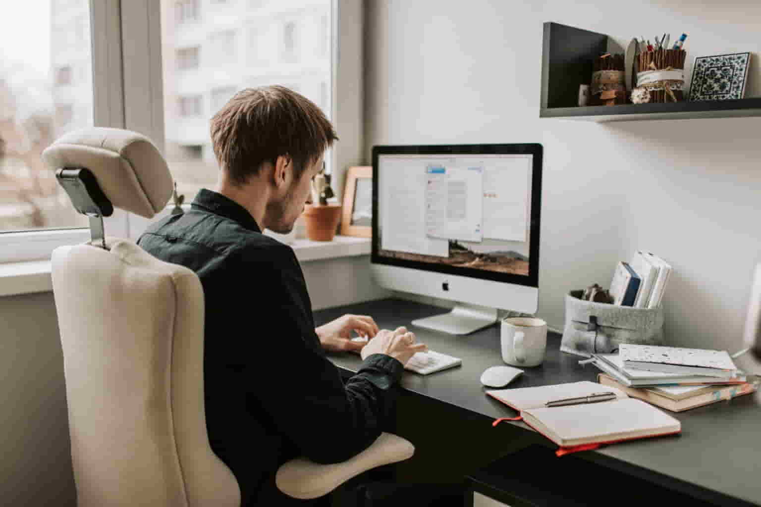 Mann mit Computer
